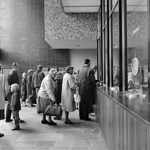 152356 Interieur van het N.S.-station Alkmaar te Alkmaar: hal.